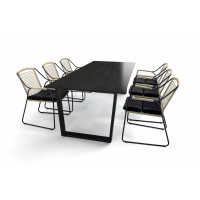Keramische tafel met Dekton Radium blad, zwart stalen onderstel en Scandic dining stoelen