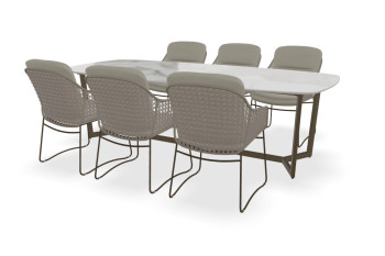 Rechthoekige bootvorm Dekton Khalo tafel Formia met Moretti stoelen